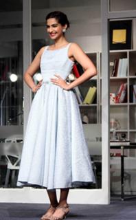 Sonam Kapoor feet photo thumbnail