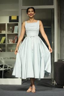 Sonam Kapoor feet photo thumbnail