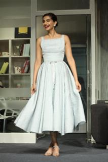 Sonam Kapoor feet photo thumbnail