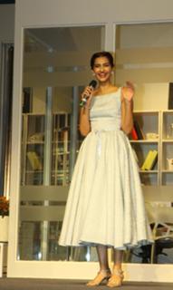 Sonam Kapoor feet photo thumbnail