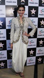Sonam Kapoor feet photo thumbnail