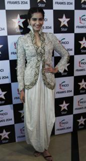 Sonam Kapoor feet photo thumbnail