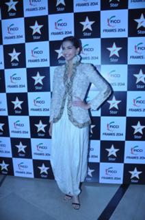 Sonam Kapoor feet photo thumbnail