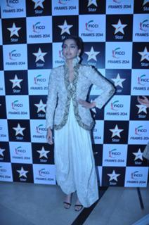 Sonam Kapoor feet photo thumbnail