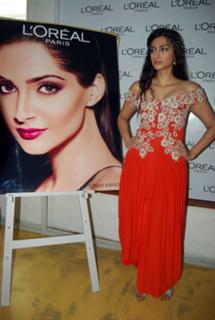Sonam Kapoor feet photo thumbnail