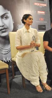 Sonam Kapoor feet photo thumbnail