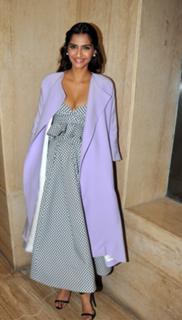 Sonam Kapoor feet photo thumbnail
