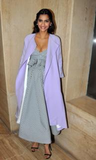 Sonam Kapoor feet photo thumbnail