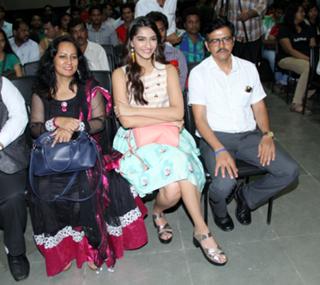 Sonam Kapoor feet photo thumbnail
