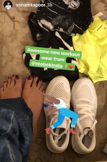 Sonam Kapoor feet photo thumbnail
