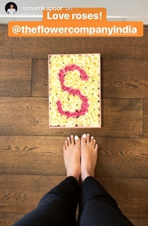Sonam Kapoor feet photo thumbnail