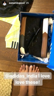 Sonam Kapoor feet photo thumbnail