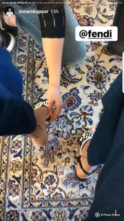 Sonam Kapoor feet photo thumbnail