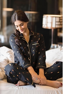 Sonam Kapoor feet photo thumbnail