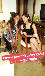 Sonam Kapoor feet photo thumbnail