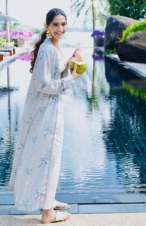 Sonam Kapoor feet photo thumbnail