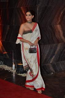 Sonam Kapoor feet photo thumbnail