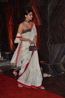 Sonam Kapoor feet photo thumbnail