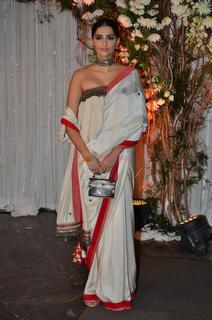 Sonam Kapoor feet photo thumbnail