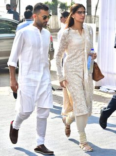 Sonam Kapoor feet photo thumbnail