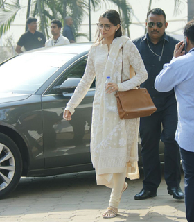 Sonam Kapoor feet photo thumbnail
