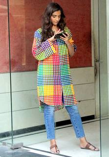 Sonam Kapoor feet photo thumbnail