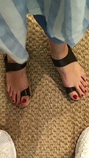 Sonam Kapoor feet photo thumbnail