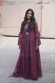 Sonam Kapoor feet photo thumbnail