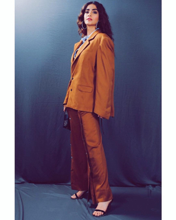 Sonam Kapoor feet photo thumbnail