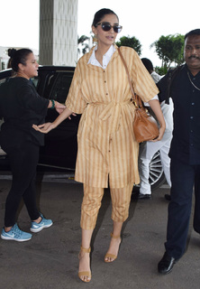 Sonam Kapoor feet photo thumbnail