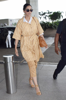 Sonam Kapoor feet photo thumbnail