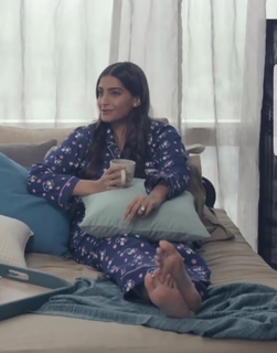 Sonam Kapoor feet photo thumbnail