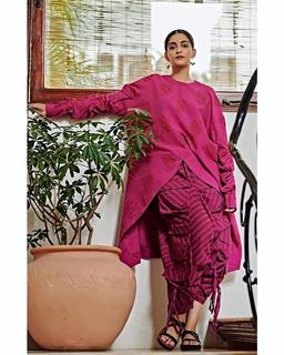 Sonam Kapoor feet photo thumbnail