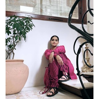 Sonam Kapoor feet photo thumbnail