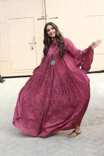 Sonam Kapoor feet photo thumbnail
