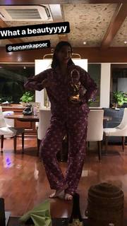Sonam Kapoor feet photo thumbnail