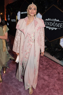 Sonam Kapoor feet photo thumbnail