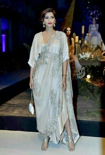 Sonam Kapoor feet photo thumbnail