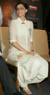 Sonam Kapoor feet photo thumbnail