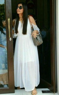 Sonam Kapoor feet photo thumbnail