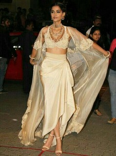 Sonam Kapoor feet photo thumbnail