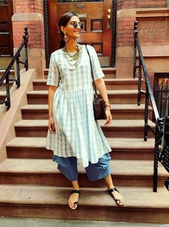 Sonam Kapoor feet photo thumbnail