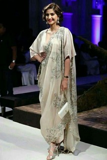 Sonam Kapoor feet photo thumbnail