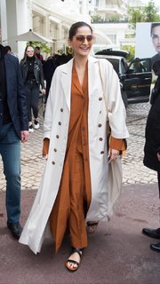 Sonam Kapoor feet photo thumbnail