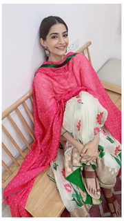 Sonam Kapoor feet photo thumbnail
