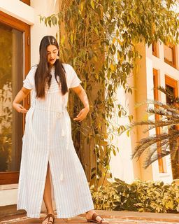 Sonam Kapoor feet photo thumbnail