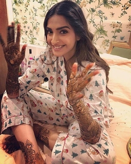 Sonam Kapoor feet photo thumbnail