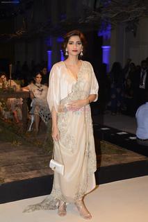 Sonam Kapoor feet photo thumbnail
