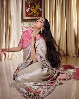Sonam Kapoor feet photo thumbnail
