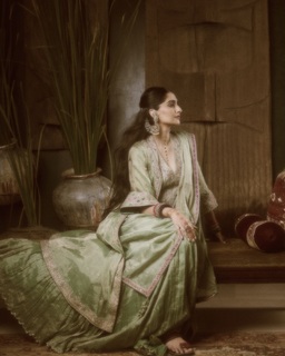 Sonam Kapoor feet photo thumbnail